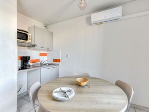 Four à micro-ondes, surface de cuisson, vaisselle et ustensiles