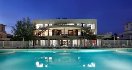 Vue piscine | T2 tout équipé | 2.5km de la plage