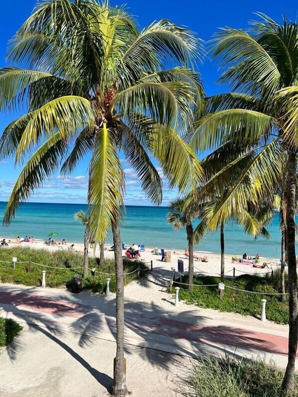 On the beach - Castle 401 Oceanfront Studio with Pool, Beach Access, Tennis and FREE Parking (Miami Beach)