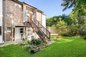 Terrace/patio - Generous one-bedroom apartment 10 mins walk to the famous Bondi Beach!  (Bondi)