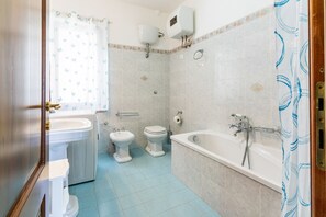 Een douche, een haardroger, handdoeken