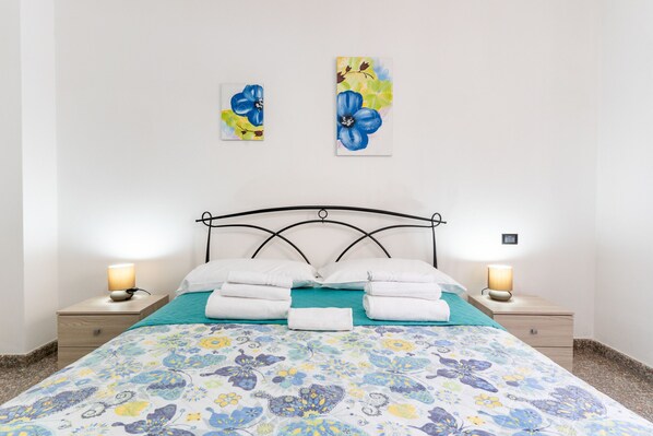 3 slaapkamers, een strijkplank/strijkijzer, gratis wifi, beddengoed