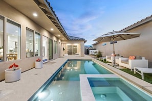 A heated pool - El Encanto: Pool, Spa, BBQ, EV Charger (La Quinta)