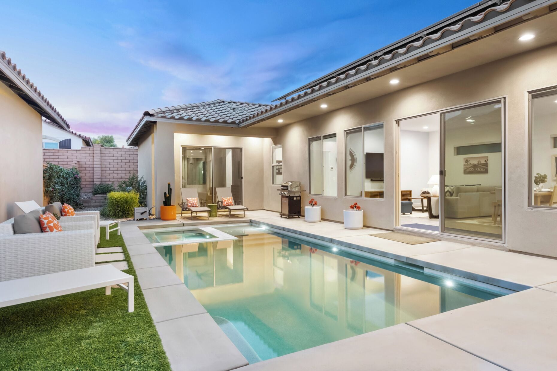 حمّام سباحة مُدفَّأ