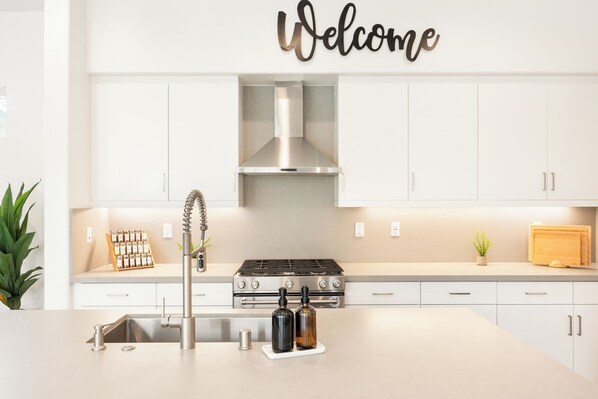 冰箱、微波炉、烤箱、炉灶