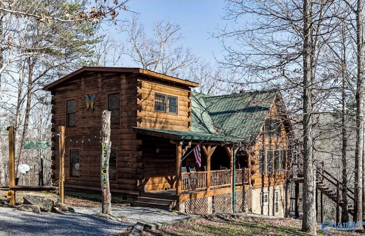 Little River Family Retreat, 5-bedroom cabin in charming Mentone with WiFi 