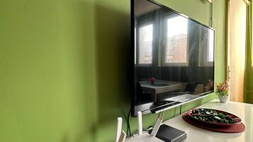 Apartemen, pemandangan kota | Area keluarga | Televisi LCD 55-inci dengan saluran TV kabel