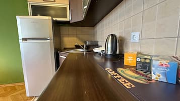 Appartement, uitzicht op de stad | Privékeuken | Een koelkast, een oven, een kookplaat, een espressoapparaat