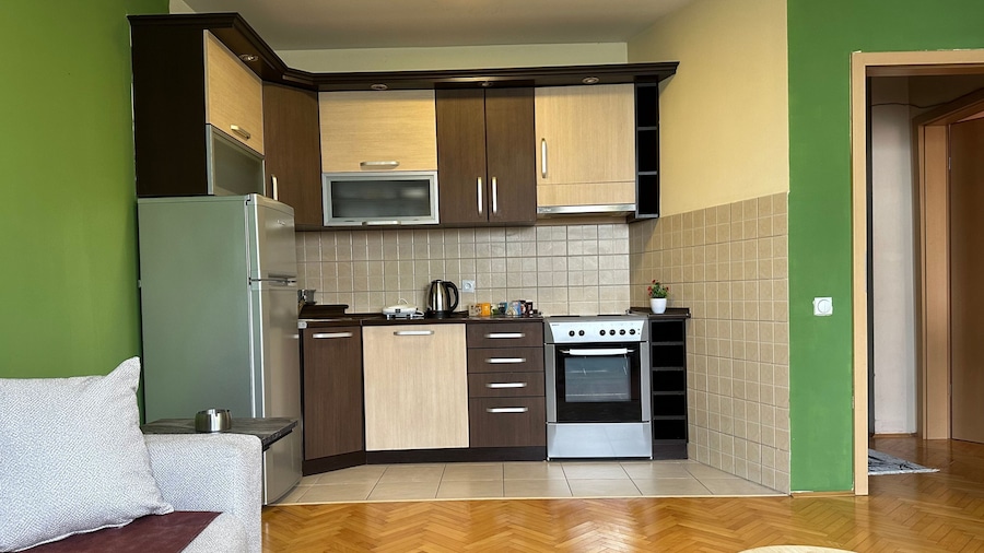 Yellow Moon Hostel&Apartment