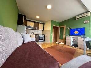 Front of property - Yellow Moon Hostel&Apartment (Pristina)