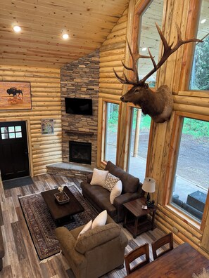 Smart TV, fireplace - Brand New, Cozy and Rustic Log Cabin~7 miles from West YNP Entrance! (West Yellowstone)