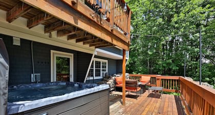 Bigelow Chalet at Killington: 8BR/4.5 BA Pet Friendly Home w/ Hot Tub, Fireplace.