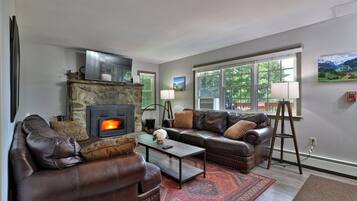 TV connectée, cheminée, baby-foot, espaces bureaux