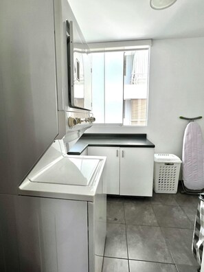 Refrigerador, microondas, parrilla de estufa y cafetera y tetera