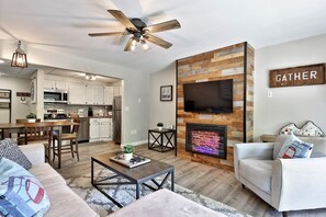 Smart TV, fireplace - Modern 3BR/2BA Mountain Green Condo w/ Pool, Hot Tub, Gym, Bus. Ski Rental Deals! 1C5 (Killington)
