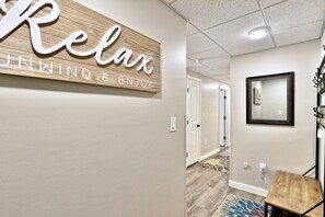 Interior - Modern 3BR/2BA Mountain Green Condo w/ Pool, Hot Tub, Gym, Bus. Ski Rental Deals! 1C5 (Killington)