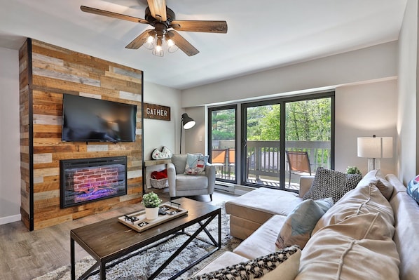 Smart TV, fireplace - Modern 3BR/2BA Mountain Green Condo w/ Pool, Hot Tub, Gym, Bus. Ski Rental Deals! 1C5 (Killington)