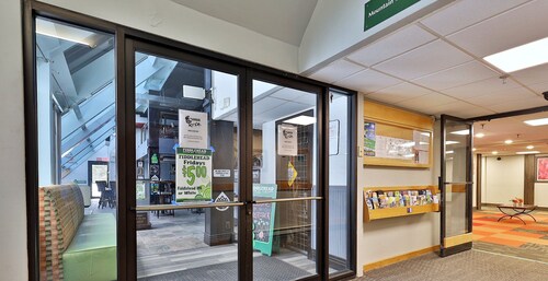 Modern 3BR/2BA Mountain Green Condo w/ Pool, Hot Tub, Gym, Bus. Ski Rental Deals! 1C5