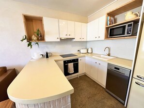 Refrigerador, microondas, horno y parrilla de estufa 