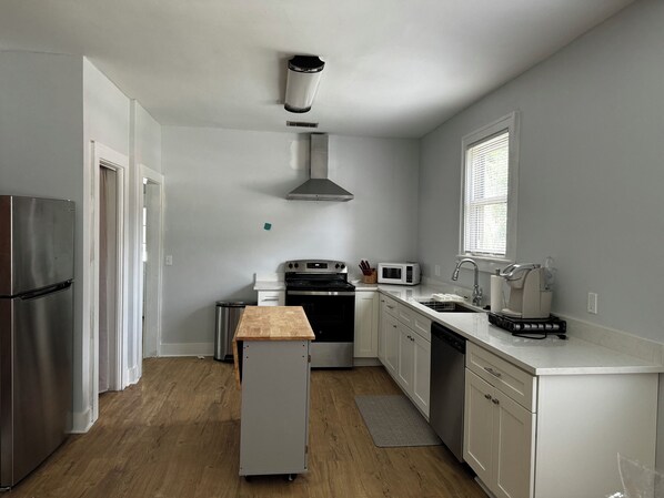 Fridge, microwave, stovetop, dishwasher - 3-bedroom/2 Bath house in charming Thunderbolt, GA. Come and enjoy your stay. (Savannah)