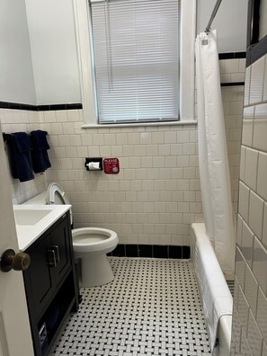 Douche, sĂšche-cheveux, serviettes fournies, savon