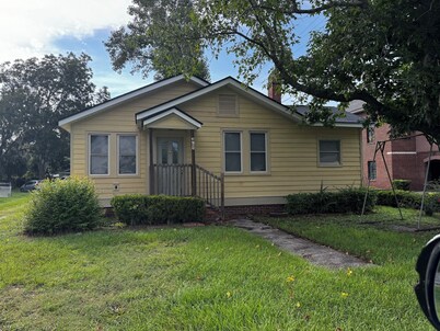 3-bedroom/2 Bath house in charming Thunderbolt, GA. Come and enjoy your stay.