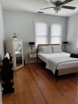 3 bedrooms, iron/ironing board, WiFi, bed sheets - 3-bedroom/2 Bath house in charming Thunderbolt, GA. Come and enjoy your stay. (Savannah)