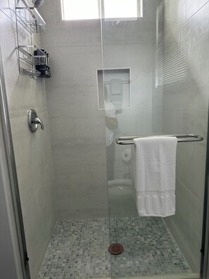 Douche, sèche-cheveux, serviettes fournies, savon