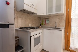 Køleskab, mikrobølgeovn, ovn, kogeplade