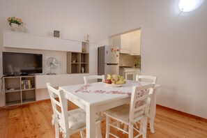 Dining - GuestHost - Piazza San Domenico Central Apt. near the Sea! (Trapani)