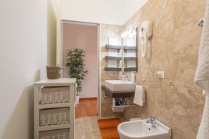 Shower, hair dryer, bidet - GuestHost - Piazza San Domenico Central Apt. near the Sea! (Trapani)