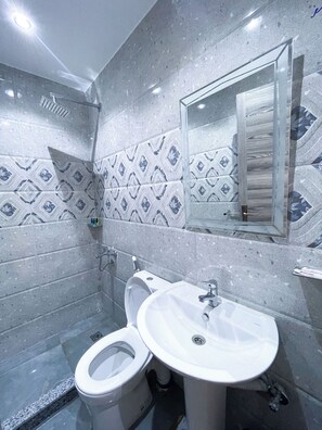 Doccia, asciugacapelli, asciugamani, sapone