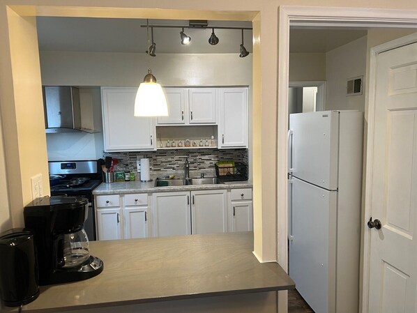 Fridge, microwave, oven, stovetop - Convenience 2 Bedroom House to Explore All of St Louis (St. Louis)