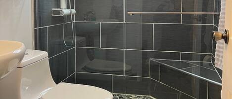 Douche, sèche-cheveux, serviettes fournies, savon