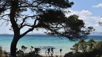 Una spiaggia nelle vicinanze