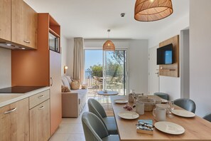 Interior - T4 pour 8 | Plage à proximité | Logement climatisé (Hyères)