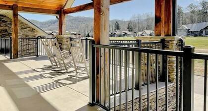 This stylish condo is the perfect location Near The Great Smoky Mountains Park