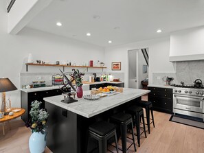 Refrigerador, microondas, horno, placa de cocina