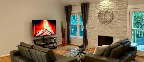 TV connectée, cheminée, livres