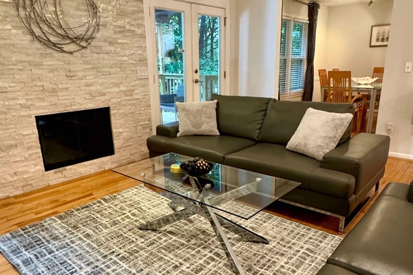 Smart TV, chimenea, libros