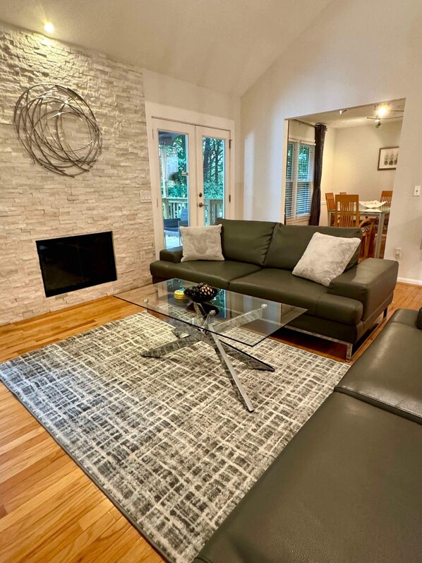 Smart TV, fireplace, books - Modern Spacious Retreat near Braves stadium (Marietta)