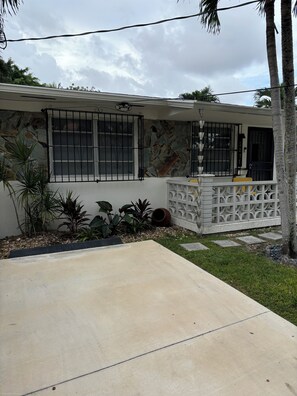 Terrace/patio - LaBella Suite- 2/1  in Miami, Modern home, BBQ (Miami)