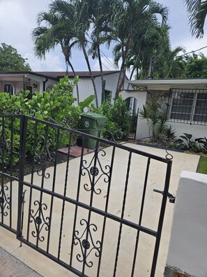 Property grounds - LaBella Suite- 2/1  in Miami, Modern home, BBQ (Miami)