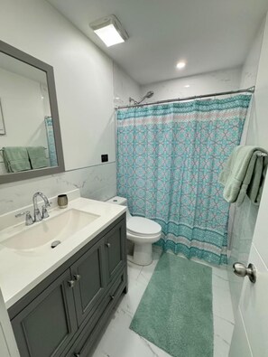 Doccia, asciugacapelli, asciugamani, sapone