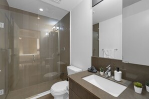 Hair dryer, towels - Midtown Suites - Free Parking - 5 min walk to Subway (Toronto)