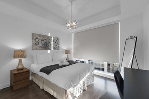 3 bedrooms, desk, iron/ironing board, travel crib - Midtown Suites - Free Parking - 5 min walk to Subway (Toronto)