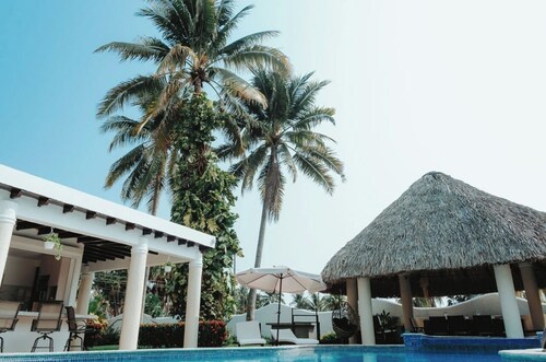 Luxury Getaway ! Full  A-C Pool Jacuzzy Private Beach Relax & Unwind ! BBQ area 