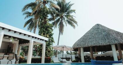 Luxury Getaway ! Full A-C Pool Jacuzzy Private Beach Relax & Unwind ! BBQ area