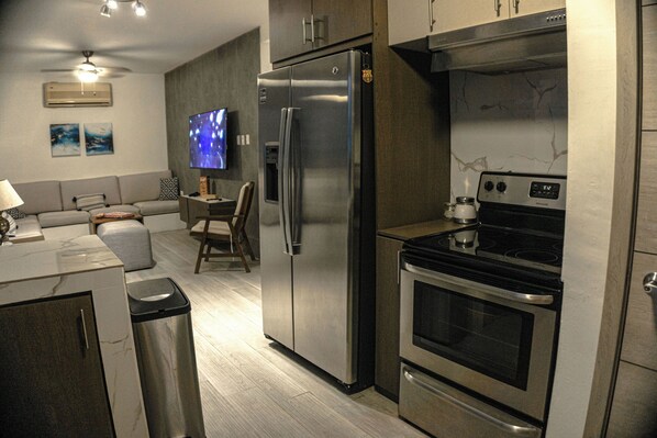 Een koelkast, een microgolfoven, een oven, een kookplaat