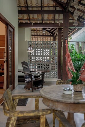 Outdoor dining - Charming 3-bedroom villa with pool, deck, WiFi and AC in Arraial D´ajuda Bahia (Bairro São Francisco Porto Seguro)